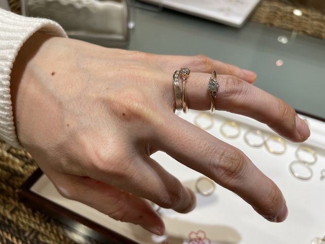 複数の金属を織り交ぜて作られてる杢目柄の婚約指輪