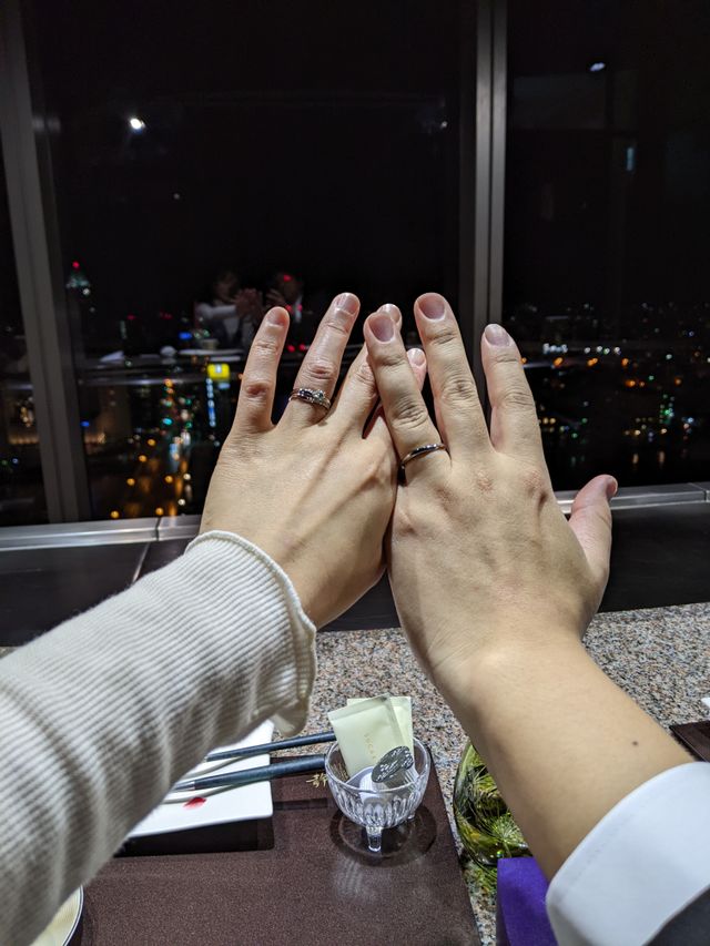 夜景の見えるお店で、プロポーズと一緒に指輪ももらいました。