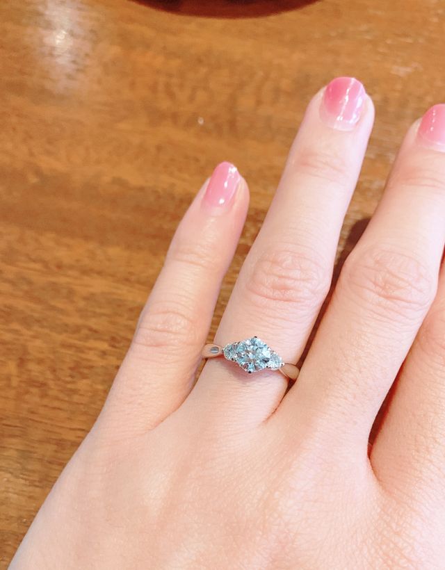 中央0.7カラット、サイド0.2カラット