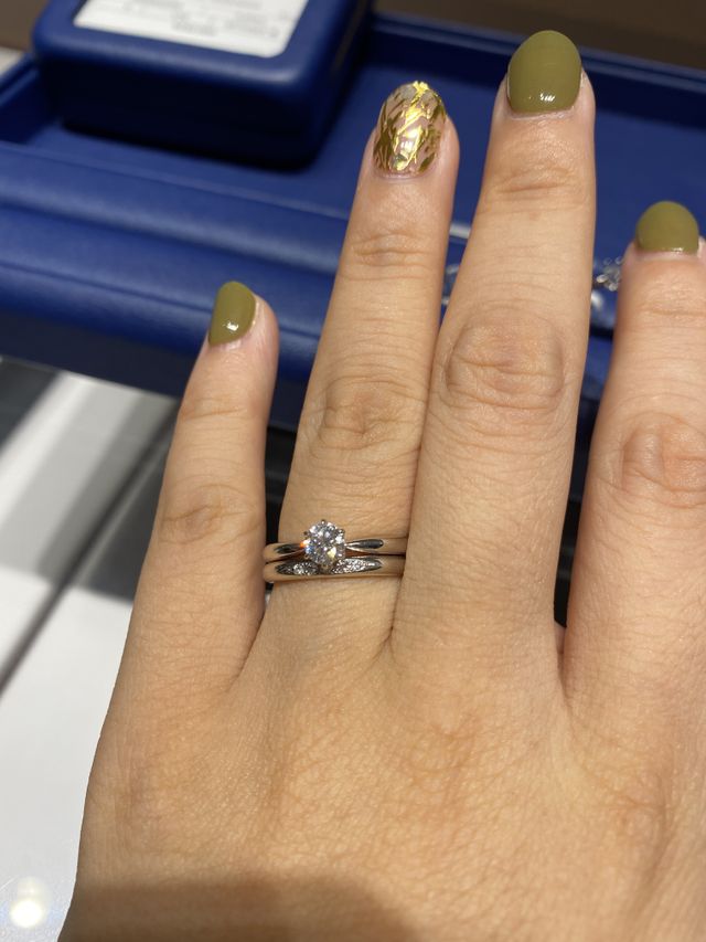結婚指輪を重ね付け。ダイヤが目立つようにシンプルなのがいい。