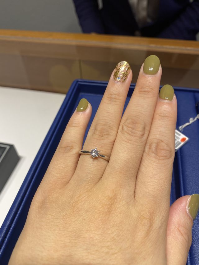 1粒ダイヤの婚約指輪は王道！って感じでやっぱり可愛い！