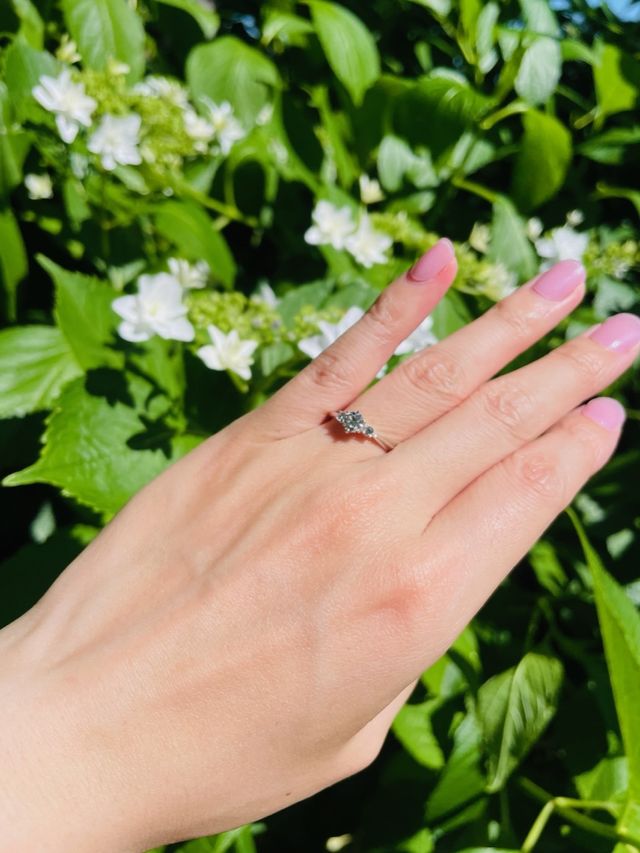 外の光に当たると輝きが増します。