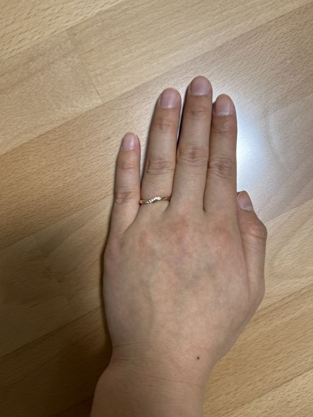 肌の色にも合ってよかったです！
ピンクゴールド色にしました！