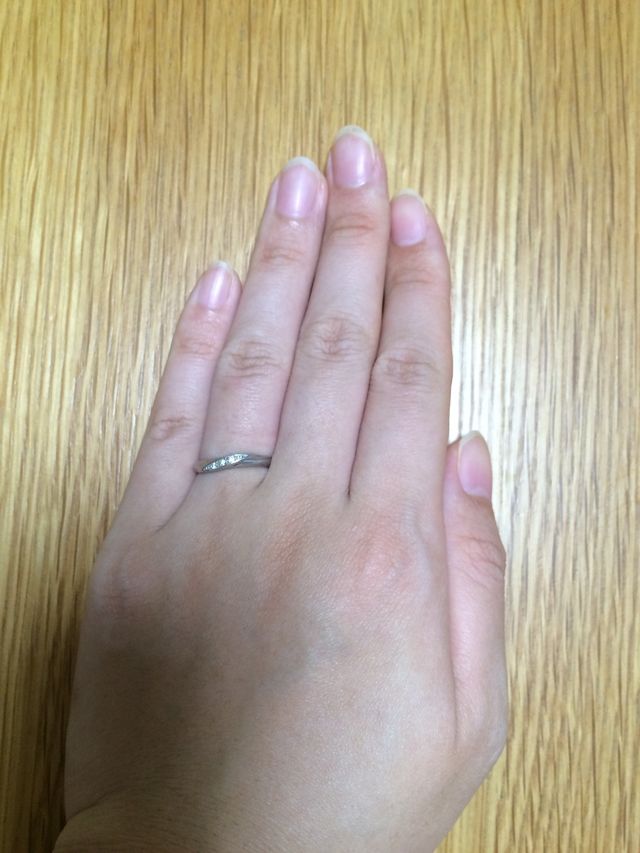 真ん中に小さなダイヤが3つはめ込んであるデザインです。