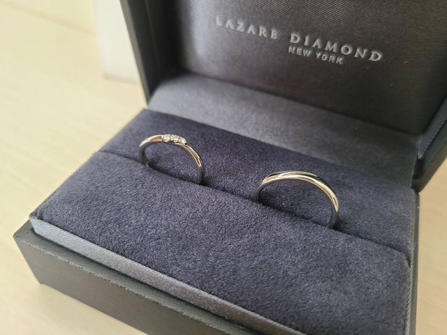 女性用と男性用の結婚指輪とボックス