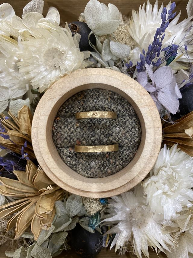 太めのデザインにしたく叩いて最後にヤスリで削った。