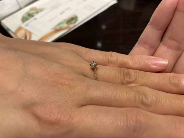 ウェーブで再度にメレがあるデザイン