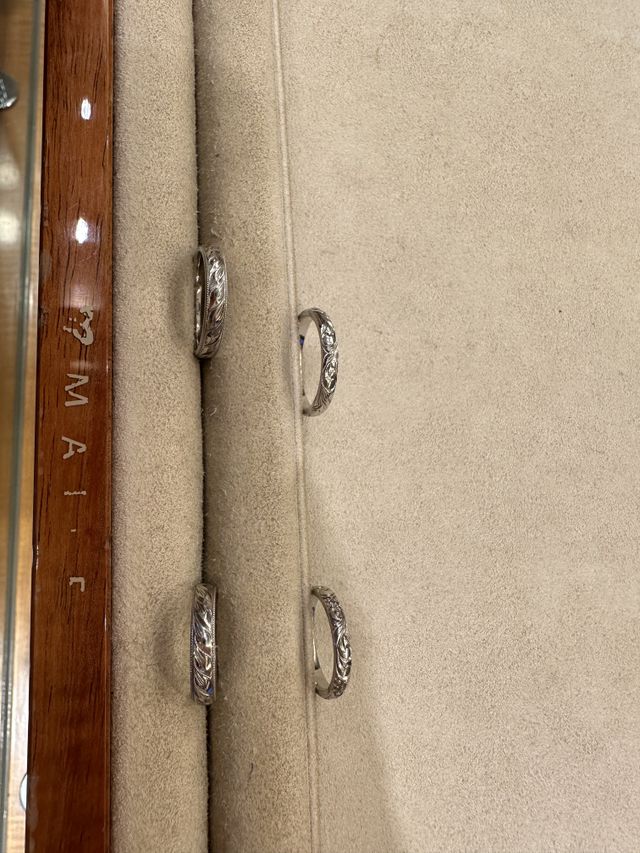 ハワイアンジュエリーの色々な種類を比べさせてもらいました。