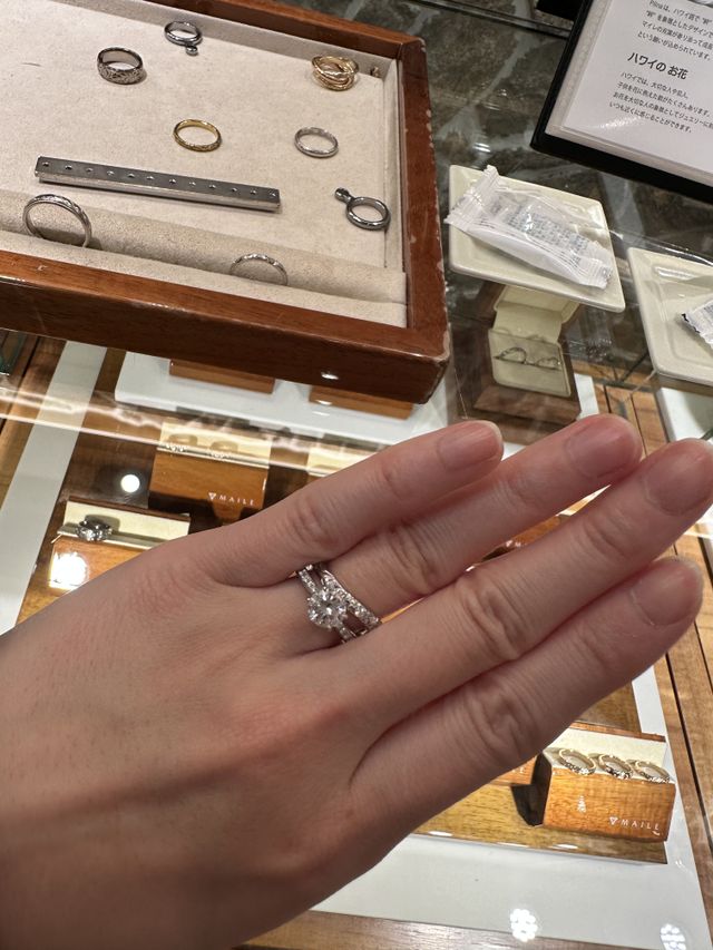 婚約指輪とのバランスを考えさせてもらいました。