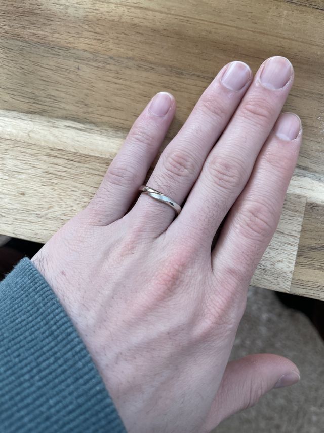 シルバーとピンクゴールドの2種類。
色な間はマットに仕上げ