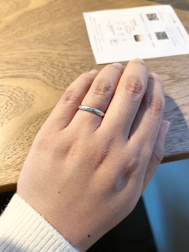 お店で撮った着用画像です。自分の指より1〜2号大きめ。