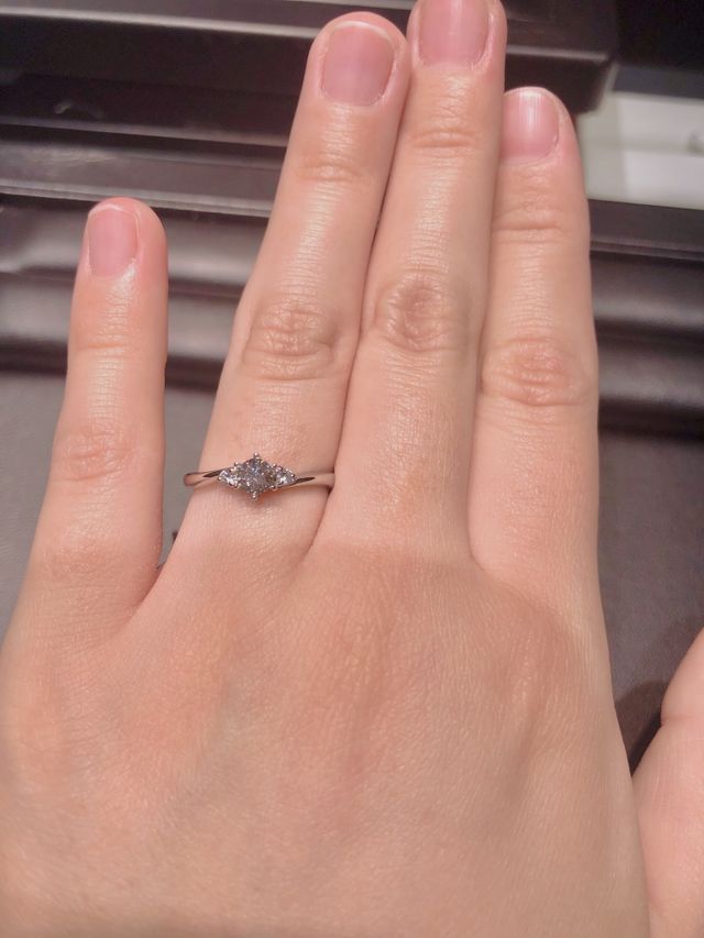 ゆるやかなウェーブのラインのリングです