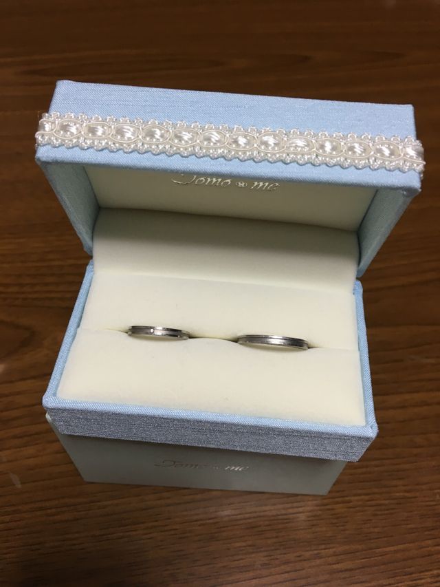 二人のリングの太さは同じ。女性のだけ小さなダイヤ入り。