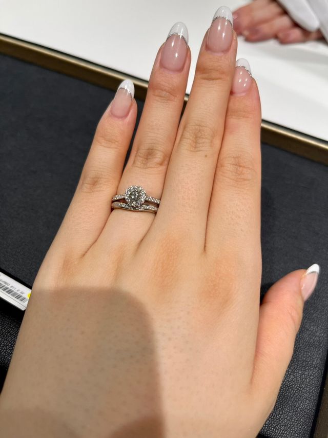 指輪がキラキラして、とても綺麗です。