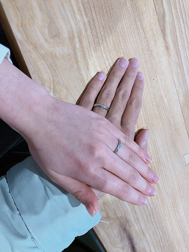 指輪をお互いにつけ合った後の写真です。