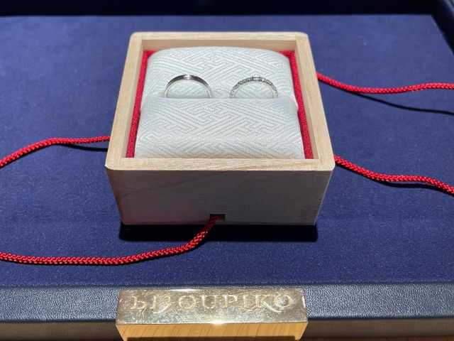 品のある桐箱て丁寧な作り、赤い糸がとても映えて素敵でした。