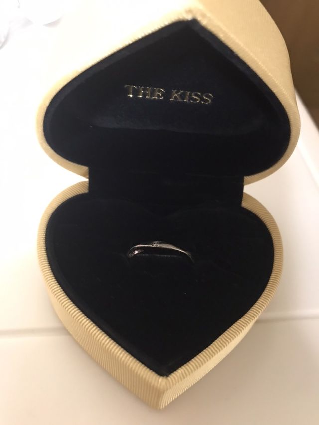 真ん中に宝石が入っています。ダイヤモンド