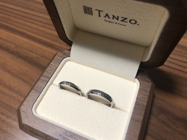 平打のリングに槌目加工を入れています。