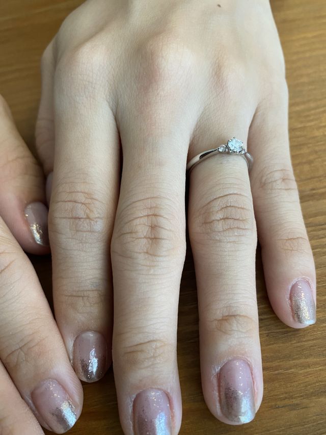シンプルな婚約指輪。