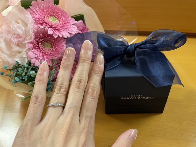 「スターリー」という婚約指輪とボックスになります。