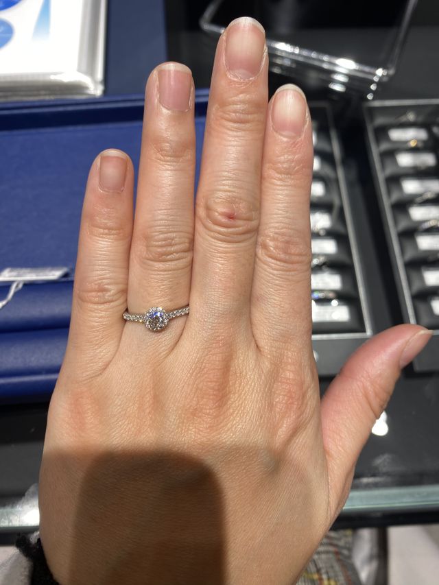 とても綺麗でした。理想的な指輪です。