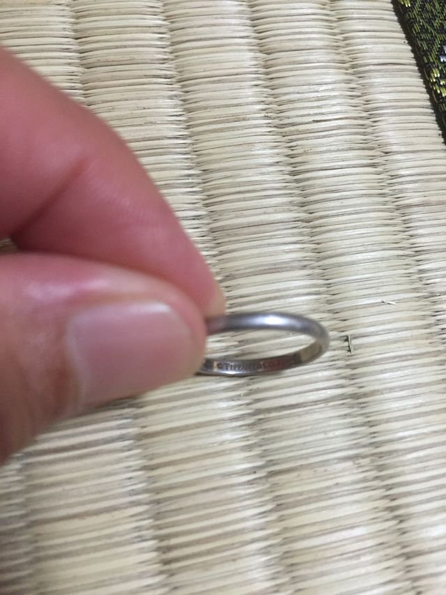 ティファニーのマリッジリングです。裏にティファニーの文字。