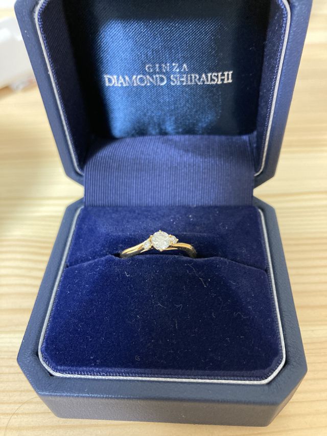 婚約指輪の方です。
ボックスも可愛いです！