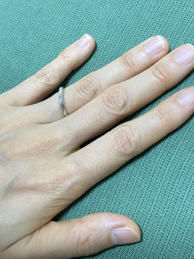 斜めにつければ指が少し長く見えます