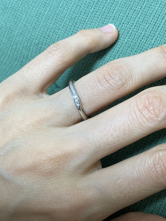 細くて少し入った曲線がシンプルかつエレガント