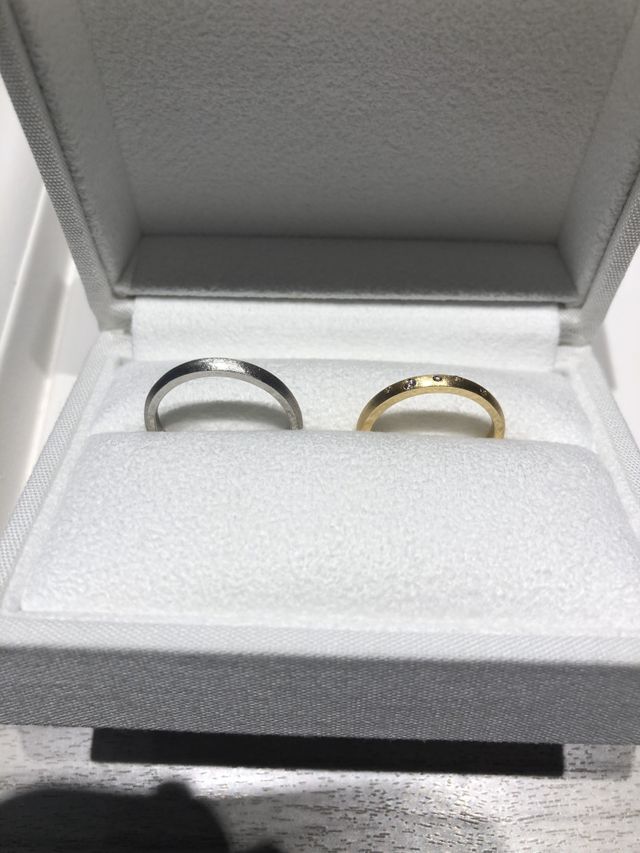 お店で受け取った、できたてのほやほやの時の指輪です。