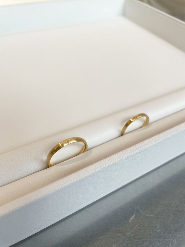 夫は角張った指なので丸みのある指輪。私は角のある指輪に決定。