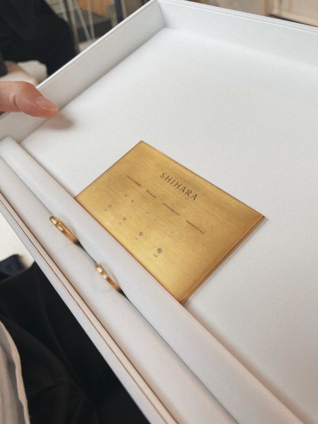 たくさんの指輪を試着後、ついに決定した際の写真。