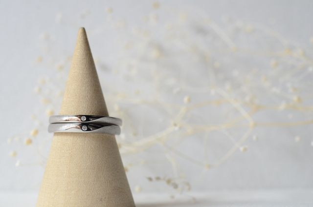 ひねり部分は鏡面磨き、その他はグリッター加工を入れました。