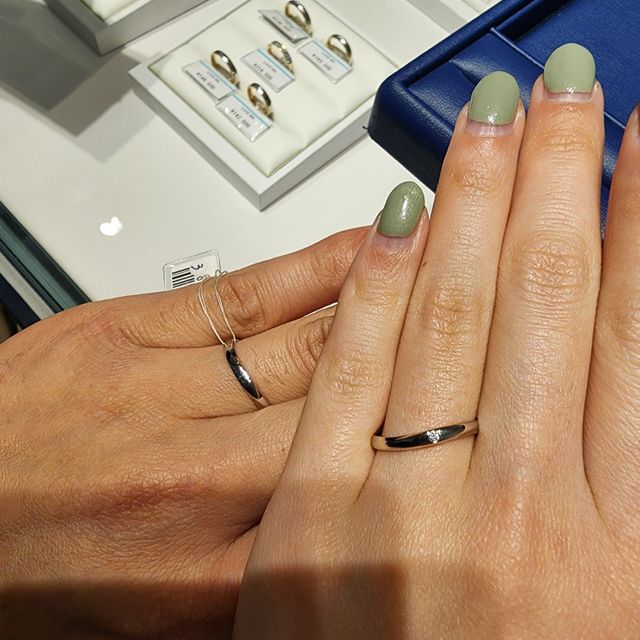 ウェーブの形でダイヤが1個