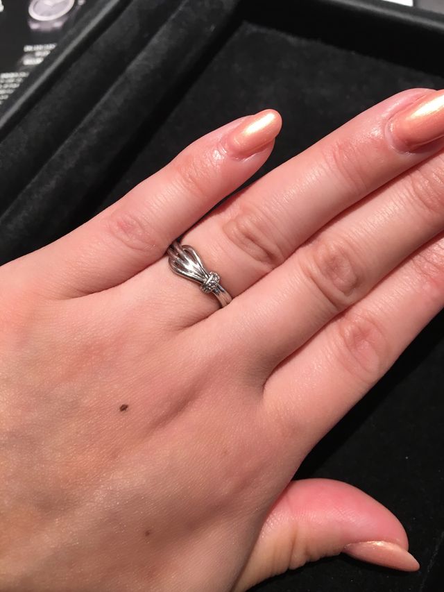 水引をイメージ、ダイヤ二つの間にピンクダイヤをあしらいました