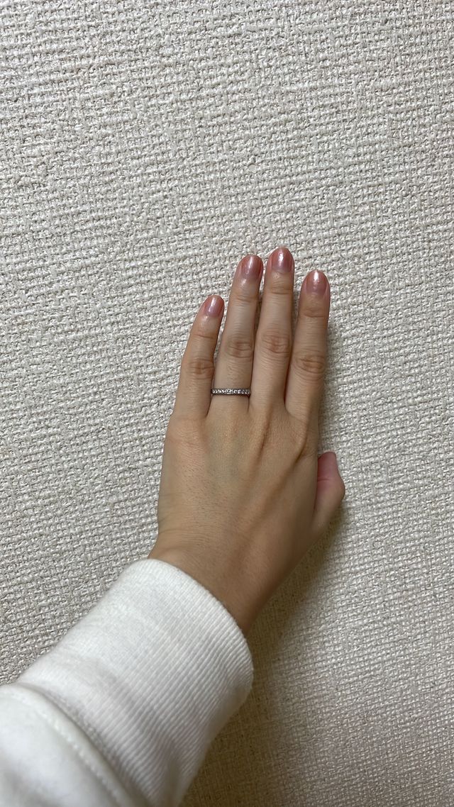 ストレートで、ダイヤモンドが輝く指輪。