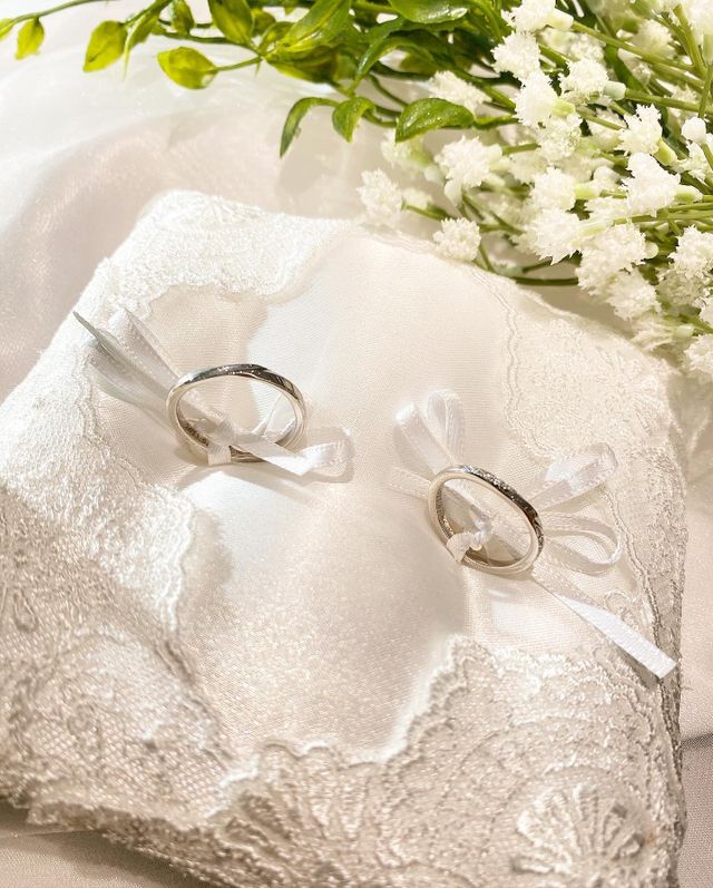 婚約した日付とイニシャルを彫刻してもらい大切な宝物です♡