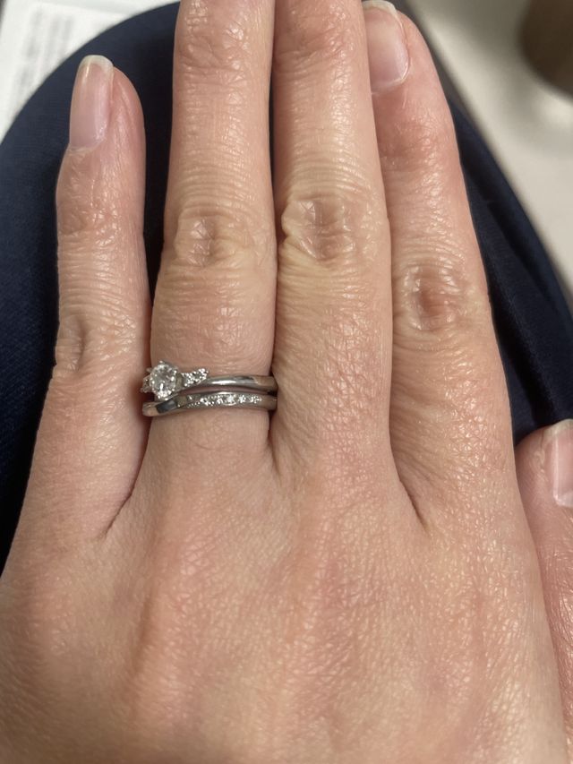婚約指輪も毎日つけたかったので小さいダイヤモンドにしました。
