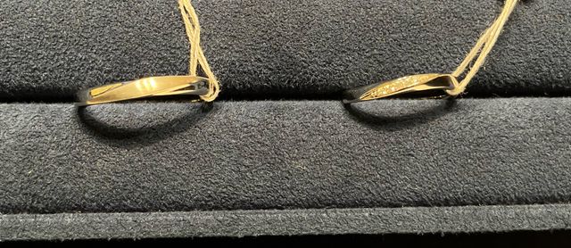 アクアリリーのウェーブ有りのH&Cで５石のダイアモンドの指輪