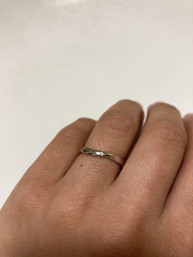 ウェーブのデザインで、ダイヤがワンポイントで入っています。