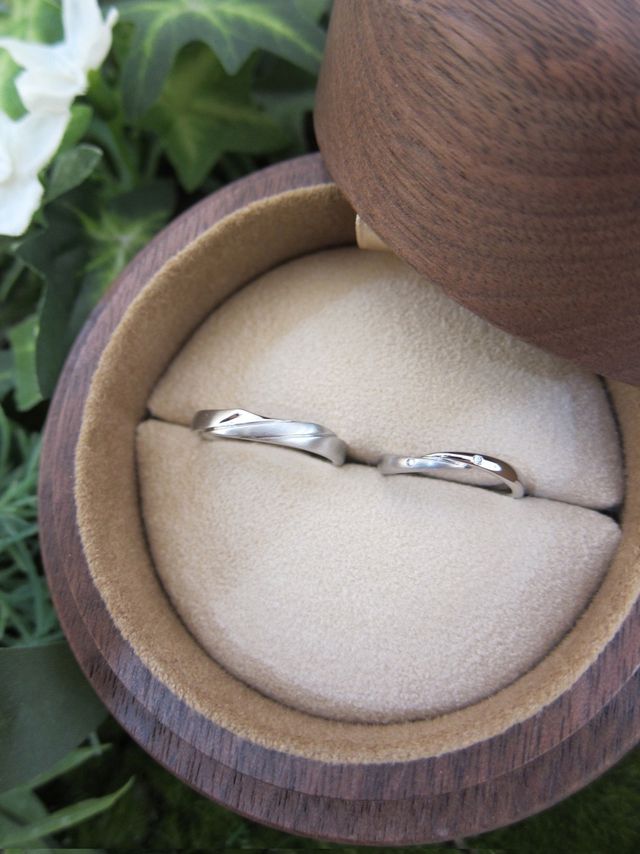 夫はくるみ、妻はクレマチスにしました。