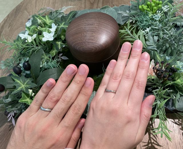 クレマチスは石を配置し、一部マット加工にしています。