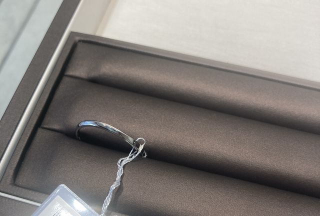 日本人の指に馴染むよう、細めで可愛く作られています。