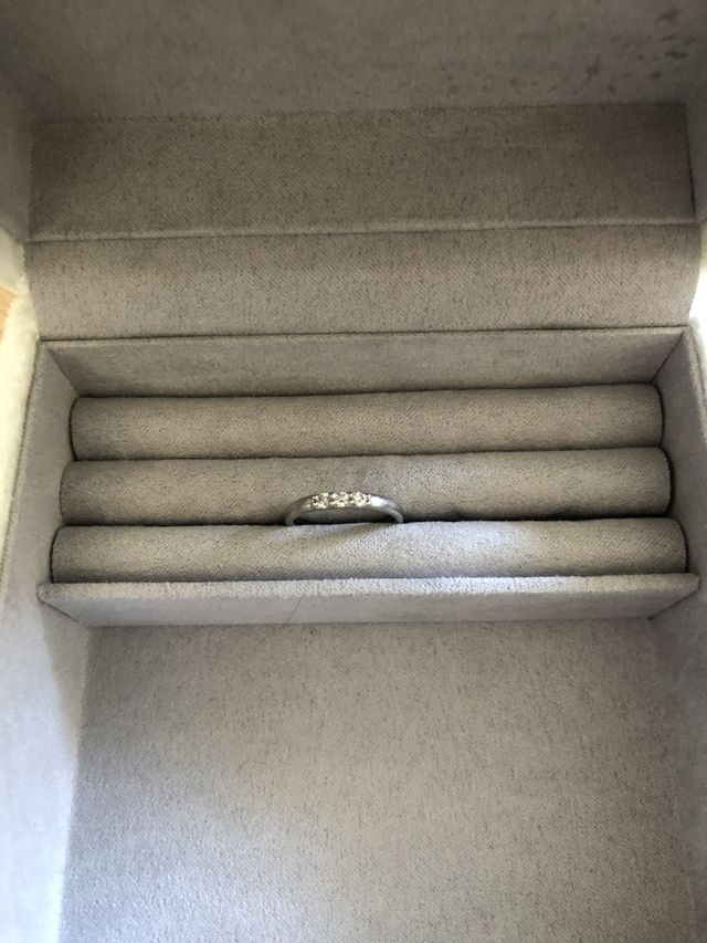 ３つ並んだダイヤモンドがキラキラと光って存在感があります。