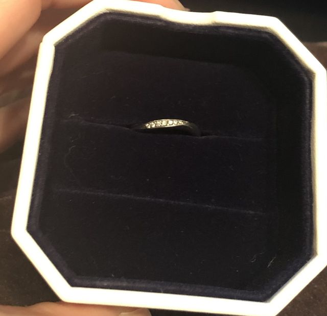 シンプルでどんな服装、場面でも合うデザインです。