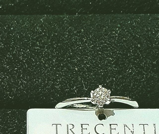 爪は丸い形でダイヤは0.22カラットです。