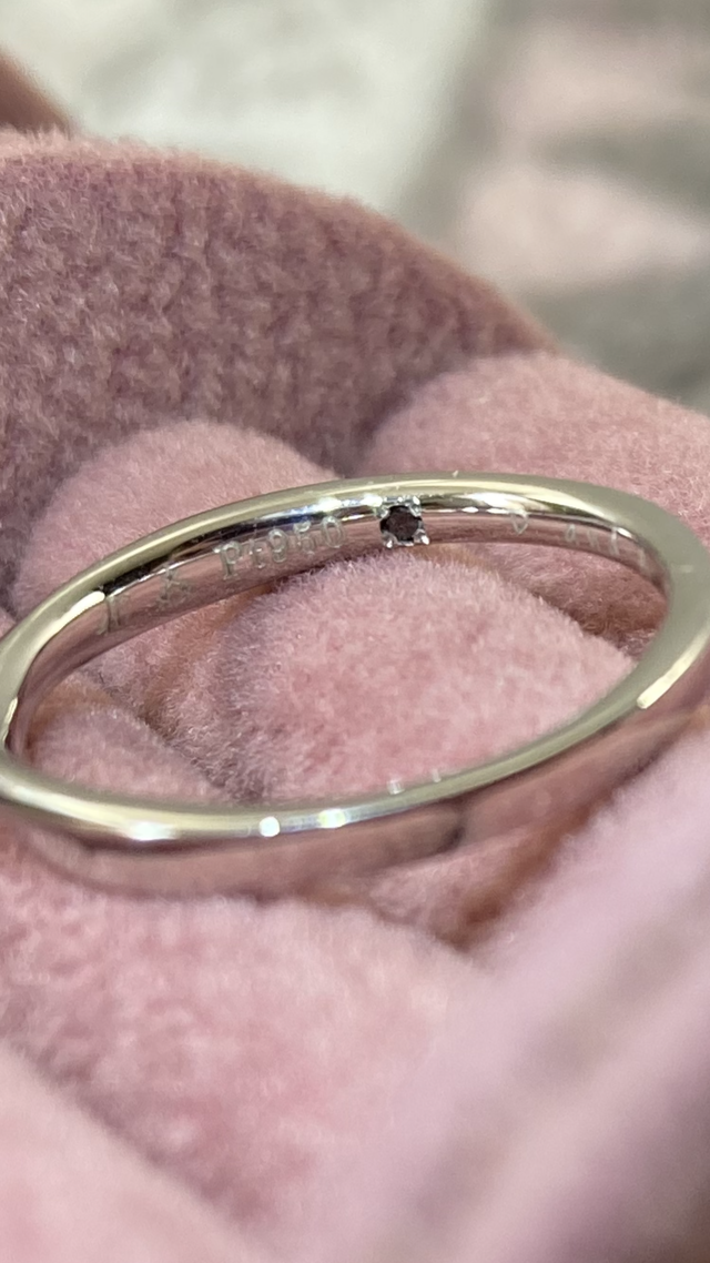 サービスで裏側に好きな石を埋め込んでくれました。