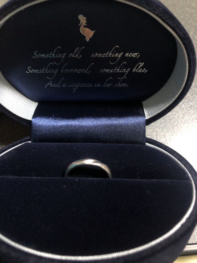 箱に入れた状態の結婚指輪です。
デザインがシンプルです。