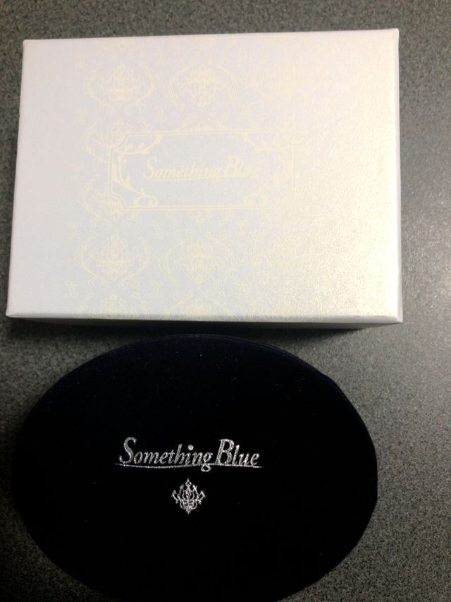 指輪の箱と外箱。
両方Something Blueと表記。