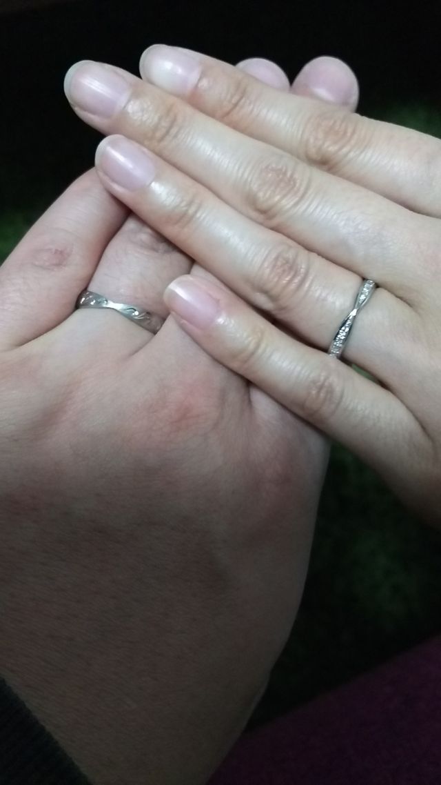 表側は波を掘ってもらいキラキラ輝いてかっこよく仕上がりました